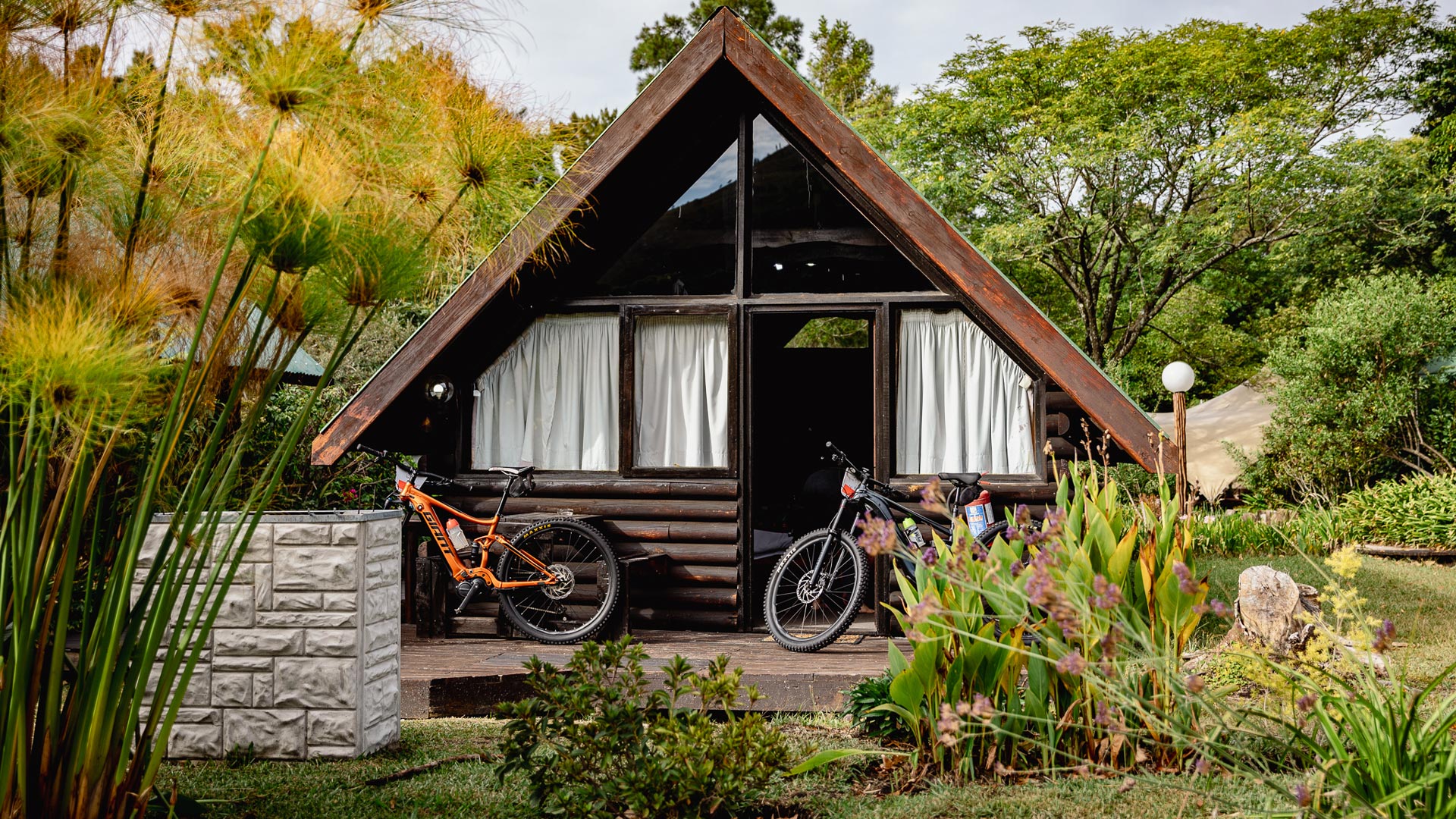 A log chalet at Fynbos Ridge with bikes parked outside
